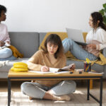 collegues-travaillant-en-equipe-pour-un-projet